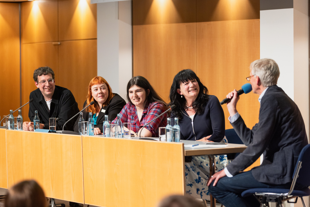 Diskutant*innen beim Kinder- und Jugendpolitischen Forum (v.l.n.r.): Dominik Ringler, Dr. Gabriele Weitzmann, Cynthia Lilith Cheema, Prof. Dr. Karin Böllert, Prof. Dr. Wolfgang Schröer