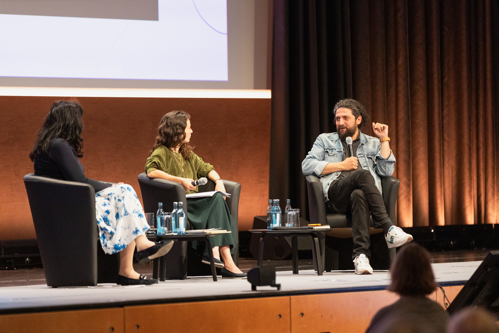 Die Diskutant*innen auf dem Podium (v.l.n.r.): Prof. Dr. Karin Böllert, Katharina Kühn und Prof. Dr. Aladin El-Mafaalani (Foto: AGJ/ Stefan Walter)