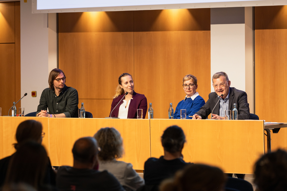Die Diskutant*innen auf dem Podium (v.l.n.r.): Tom Pannwitt, Madeline Kaupert, Prof. Dr. Angela Millionen und Jürgen Schattmann (Foto: AGJ/ Stefan Walter)
