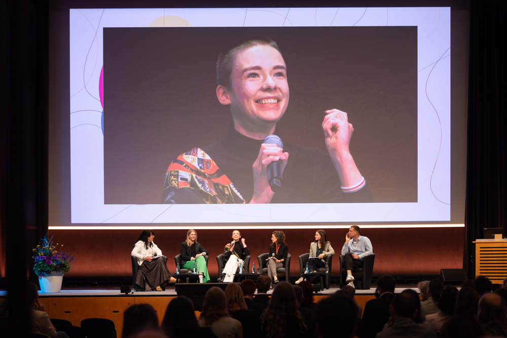 Die Diskutant*innen auf dem Podium (v.l.n.r.): Prof. Dr. Karin Böllert, Annika Fleischer, Marharyta Vorychava, Katharina Kühn, Anna Holtkamp und Hendrik Bolz (Foto: AGJ/ Stefan Walter)