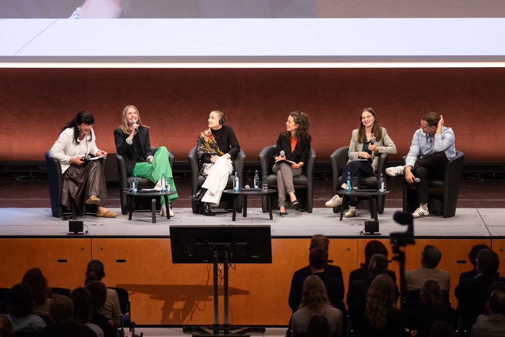 Die Diskutant*innen auf dem Podium der Abschlussveranstaltung (v.l.n.r.): Prof. Dr. Karin Böllert, Annika Fleischer, Marharyta Vorychava, Katharina Kühn, Anna Holtkamp und Hendrik Bolz