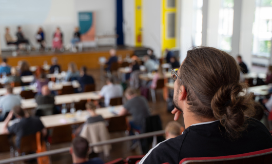 Teilnehmende beim Fachtag &quotJugendpolitik im Dialog". (c) Arbeitsgemeinschaft für Kinder- und Jugendhilfe