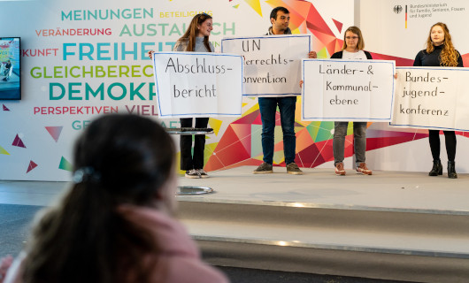 Teilnehmende der JugendPolitikTage 2023 mit Schildern in den Händen