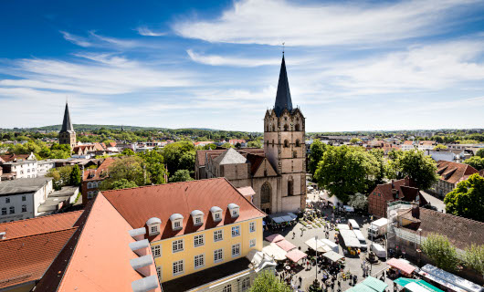 Stadt in ländlichem Raum mit Blick auf Kirche und Marktplatz