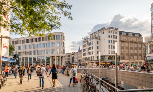 Eine belebte Fußgängerzone in einer Großstadt. Foto: Jörg Farys, (c) Arbeitsgemeinschaft für Kinder- und Jugendhilfe - AGJ