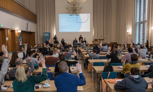 &quotJugendpolitik im Dialog" in Hamburg. Foto: Eman Helal, (c) Arbeitsgemeinschaft für Kinder- und Jugendhilfe