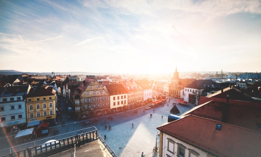 Foto einer Altstadt im Sonnenschein