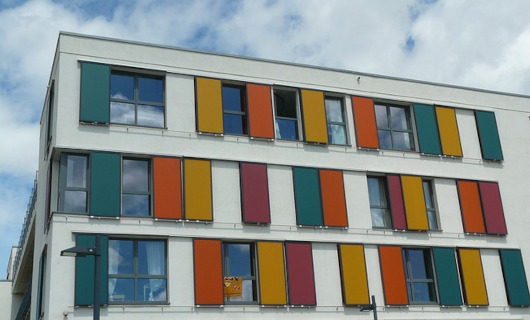 Wohnhaus mit bunten Fensterläden