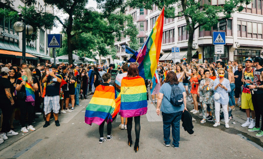 Jugendliche Teilnehmende bei einem CSD, Foto: Christian Lue / unsplash.com