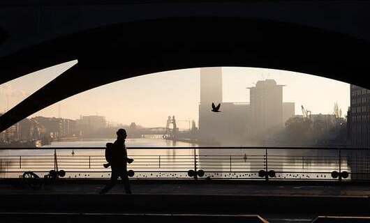 Person läuft über Brücke in Berlin (Foto: wal_172619 via pixabay.com)