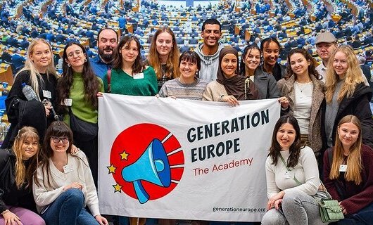 Junge Menschen von Generation Europe – The Academy halten ihr Banner/ Bild: Internationales Bildungs- und Begegnungswerk e.V.