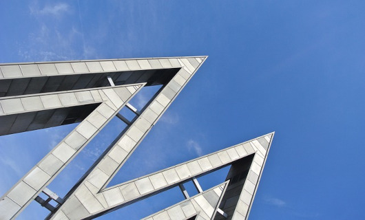 Spitze des Leipziger Messegebäudes vor blauem Himmel