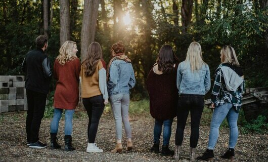 Eine Gruppe von Personen geht im Wald spazieren (Foto: Olivia Bauso via unsplash.com)