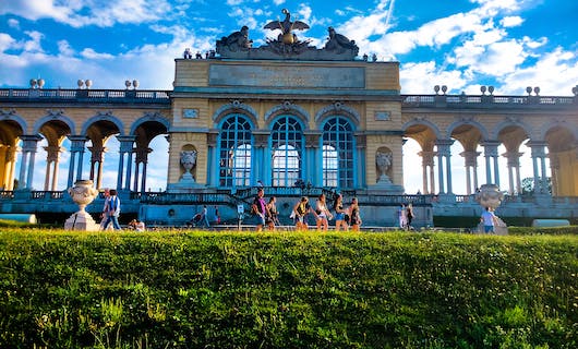 Junge Menschen besuchen das Schloss Schönbrunn in Wien