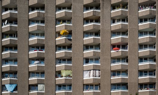 Graues Hochhaus mit Balkonen