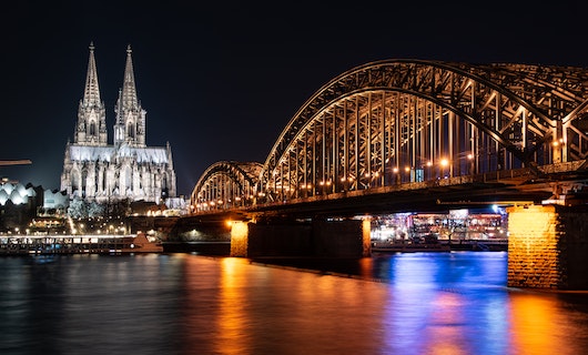 Blick auf den Kölner Dom und die Eisenbahnbrücke. Foto: M. Ruther via pexels.com
