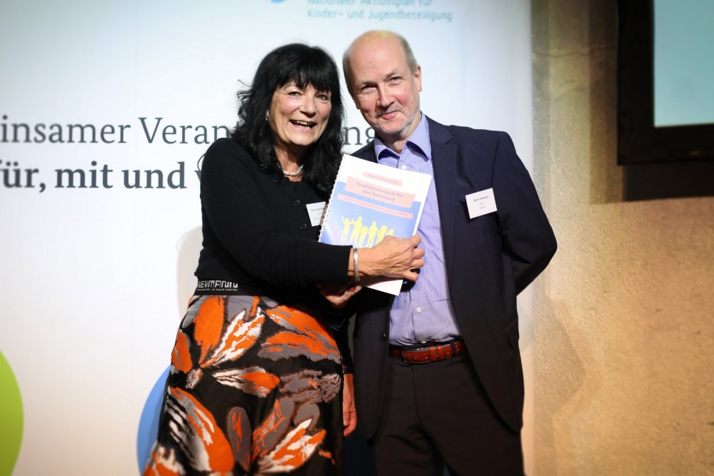 Prof. Dr. Karin Böllert und Rainer Wiebusch beim Auftakt zum Nationalen Aktionsplan für Kinder- und Jugendbeteiligung, November 2022. Foto: Ronja Polzin