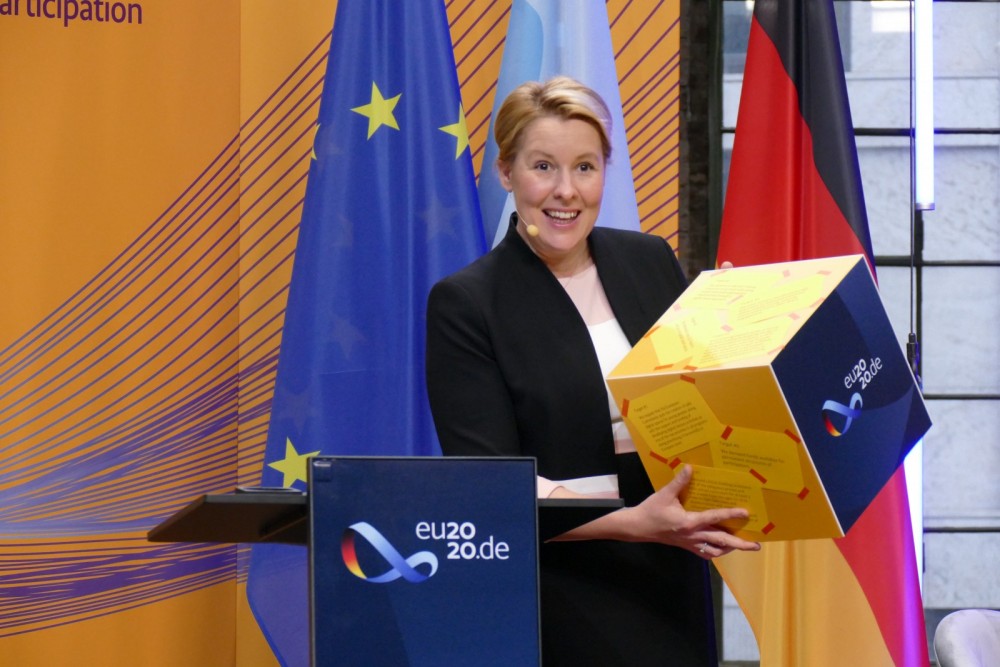 Dr. Franziska Giffey hält die Forderungen der EU-Jugendkonferenz in der Hand