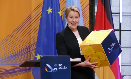 Dr. Franziska Giffey hält die Forderungen der EU-Jugendkonferenz in der Hand