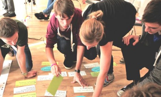 Jugendliche Teilnehmer der Jugendkonferenz 2017 arbeiten zusammen in einer Gruppe.