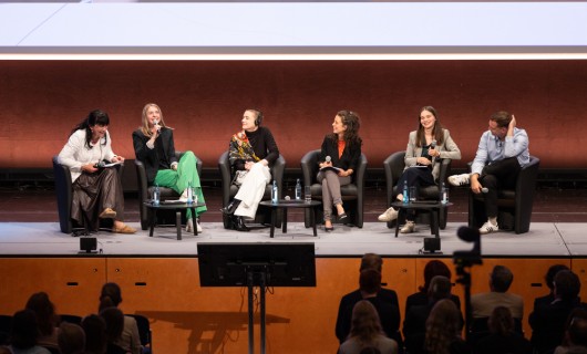 Die Diskutant*innen auf dem Podium der Abschlussveranstaltung (v.l.n.r.): Prof. Dr. Karin Böllert, Annika Fleischer, Marharyta Vorychava, Katharina Kühn, Anna Holtkamp und Hendrik Bolz