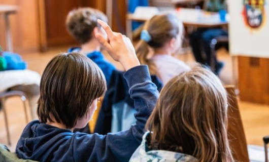 Junge Menschen beraten in einem Parlamentssaal.