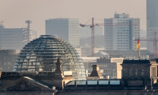 Reichstagsgebäude aus der Ferne. Foto: Jörg Farys, (c) Arbeitsgemeinschaft für Kinder- und Jugendhilfe - AGJ