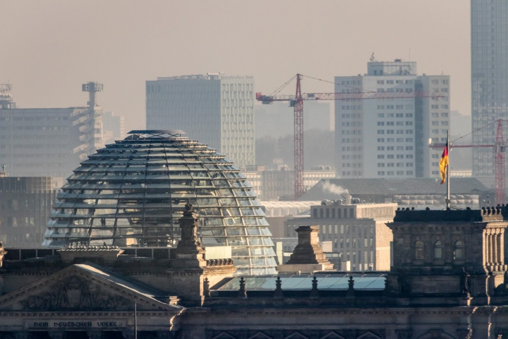 Ein Bild von Berlin mit der Reichstagskuppel im Hintergrund. 