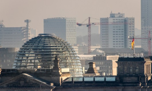Ein Bild von Berlin mit der Reichstagskuppel im Hintergrund. 