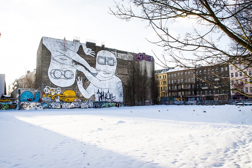 Hauswand mit Streetart in Berlin, Foto: Jörg Farys / Die Projektoren