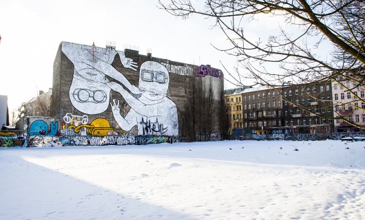 Hauswand mit Streetart in Berlin, Foto: Jörg Farys / Die Projektoren