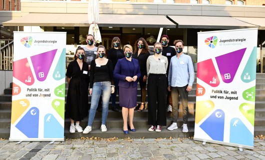 Jugendministerin Franziska Giffey und Jugendliche.