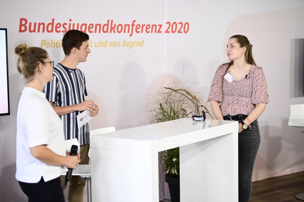 Interview im Studio der Bundesjugendkonferenz mit den Moderatorinnen und einer jungen Frau.