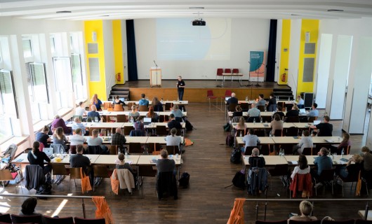 Ein Veranstaltungsraum im Haus der Jugend mit Publikum.