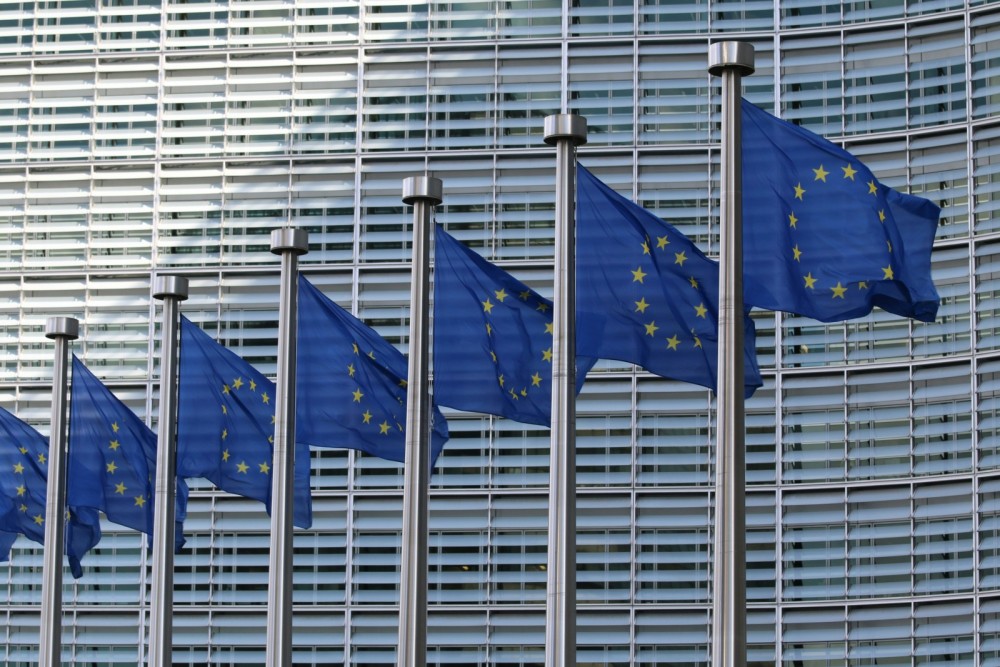 Mehrere EU-Flaggen wehen vor einem Gebäude