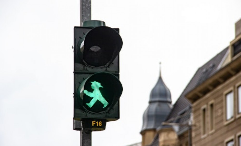 Grüne Ampel in Berlin. Foto: Philippe Oursel, unsplash.com