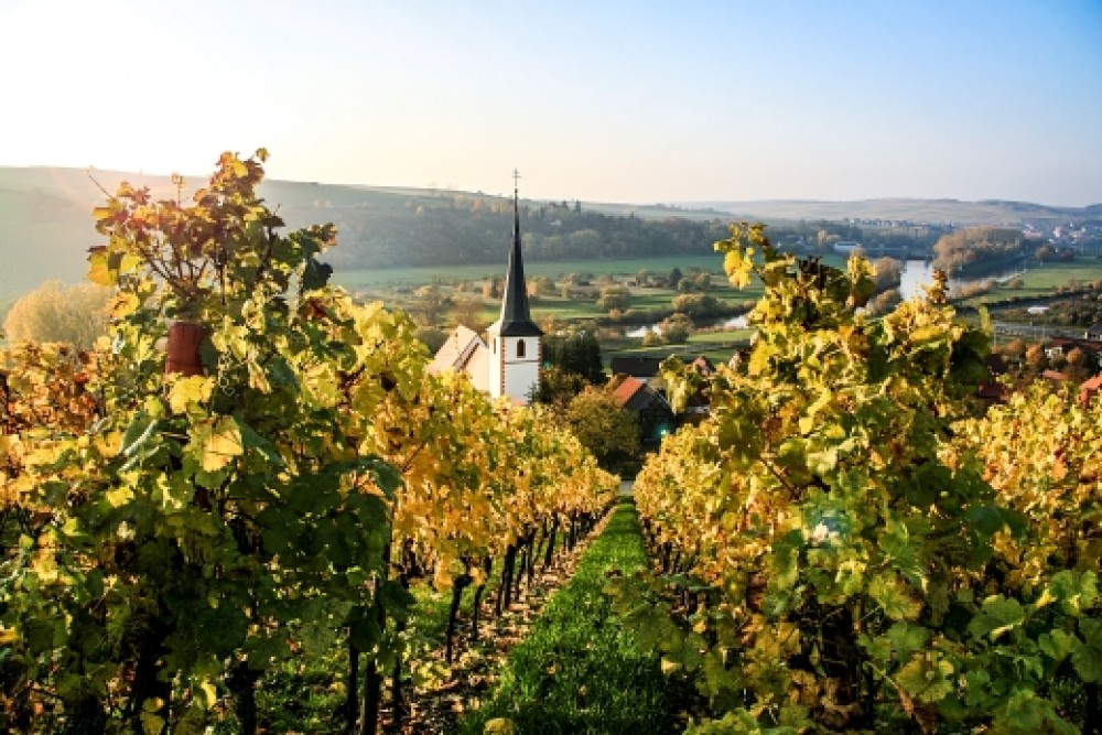 Ländlicher Raum mit Kirche, Foto: Jörg Farys, (c) Arbeitsgemeinschaft für Kinder- und Jugendhilfe - AGJ