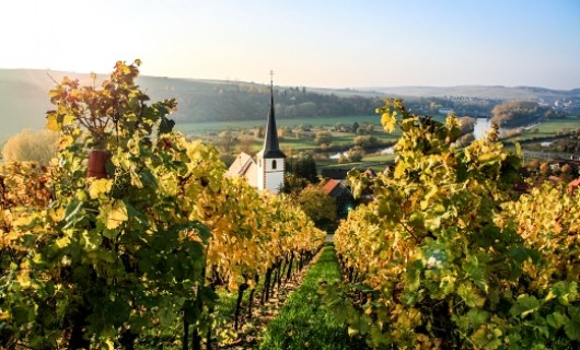 Ländlicher Raum mit Kirche, Foto: Jörg Farys, (c) Arbeitsgemeinschaft für Kinder- und Jugendhilfe - AGJ