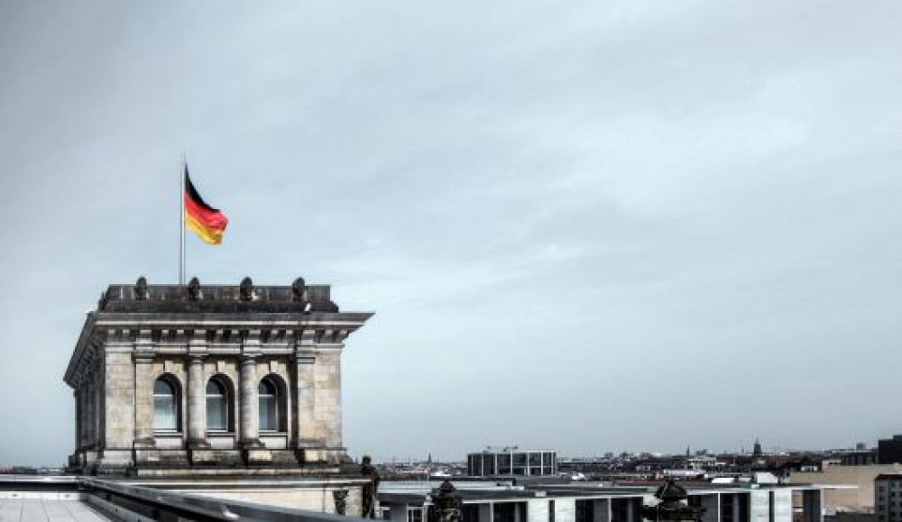 Bundestag mit deutscher Fahne