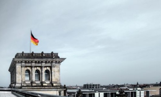 Bundestag mit deutscher Fahne