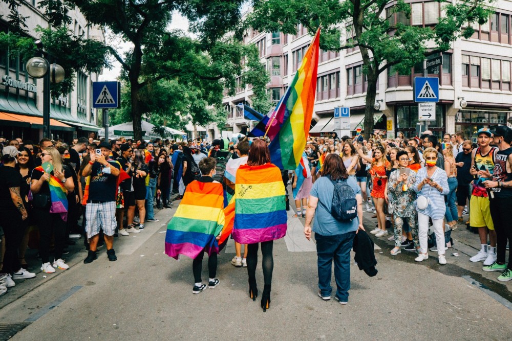 Jugendliche auf dem Christopher Street Day in Stuttgart, Foto: Christoph Lue, unsplash.com