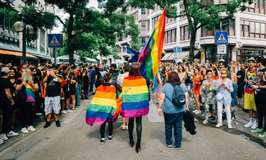 Jugendliche auf dem Christopher Street Day in Stuttgart, Foto: Christoph Lue, unsplash.com