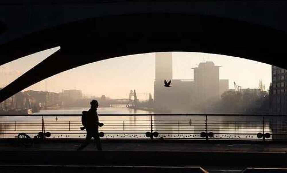 Person läuft über Brücke in Berlin (Foto: wal_172619 via pixabay.com)