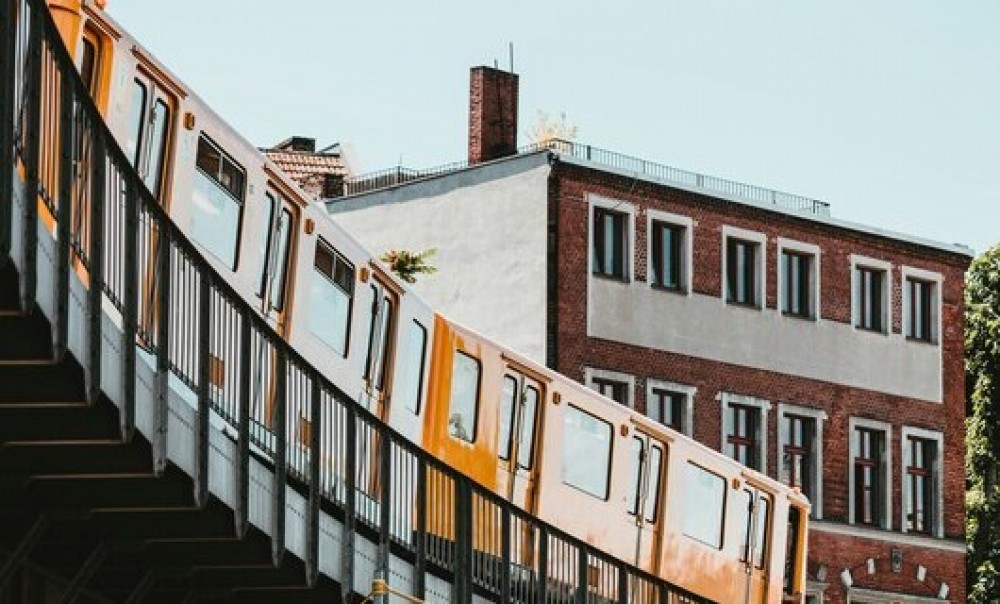 Berliner U-Bahn fährt auf Brücke (Foto: Claudio Schwarz via unsplash.com)