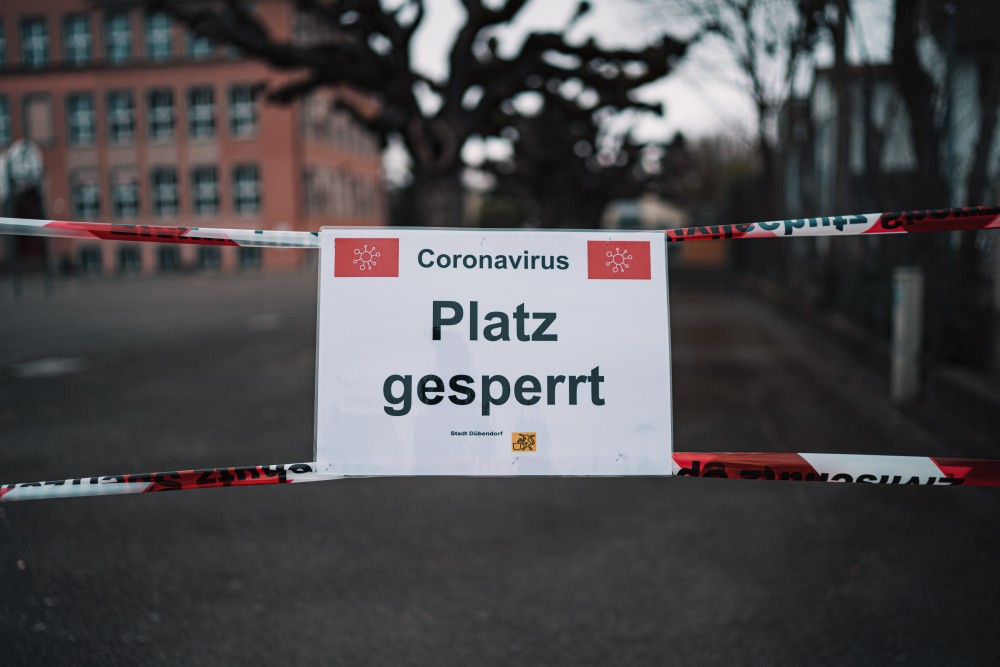 Ein Schild mit dem Hinweis, dass der Platz aufgrund von Corona gesperrt ist.