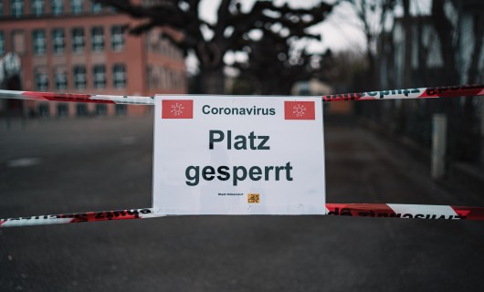 Ein Schild mit dem Hinweis, dass der Platz aufgrund von Corona gesperrt ist.