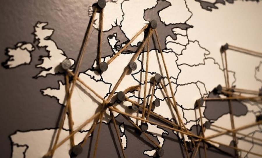 Europakarte mit Verbindungen aus Schnüren