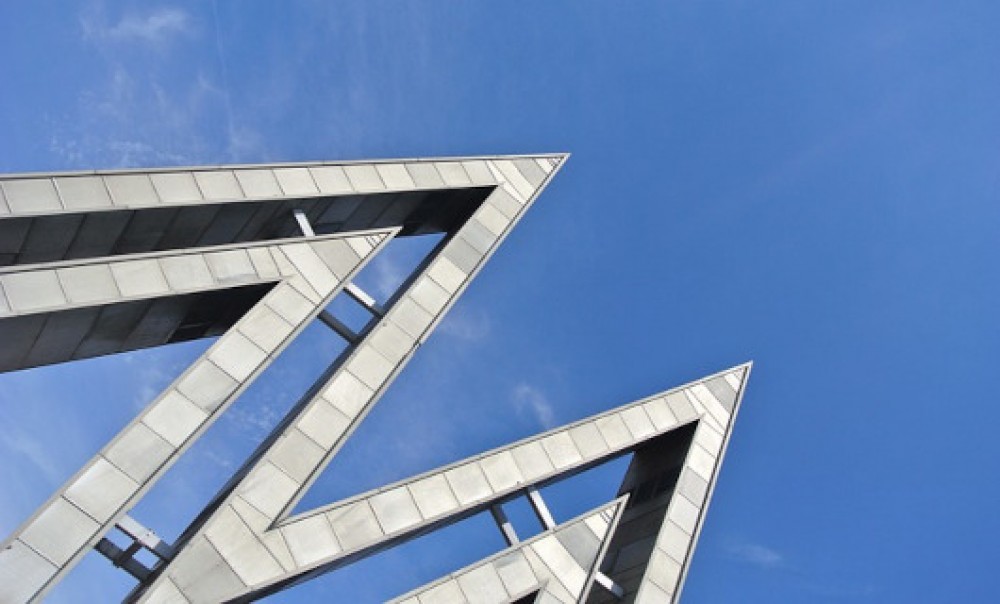 Spitze des Leipziger Messegebäudes vor blauem Himmel