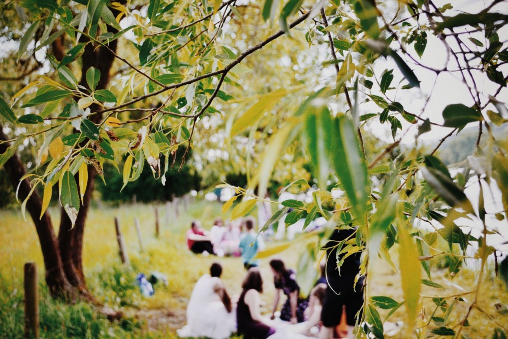 Menschen picknicken in der Natur.