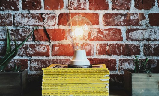 Glühbirne auf Bücherstapel. Fotograf: Jonathan Simcoe / unsplash.com